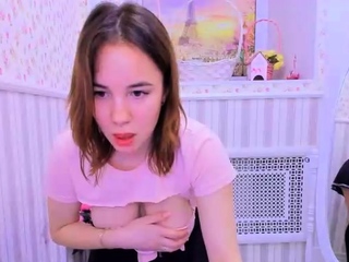 Horny amateur net cam teen girl requires a toy deep inside