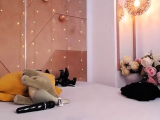 All-natural babe brunette with attractive black lingerie masturbates