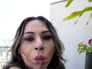 Significant booty trans babe fingered just before bj