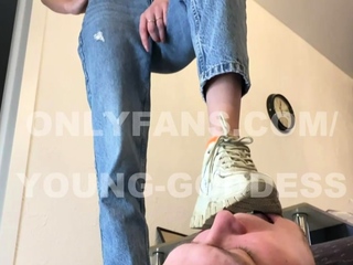 Amateur Foot Fetish Girlfriend Sucks and offers a Footjob