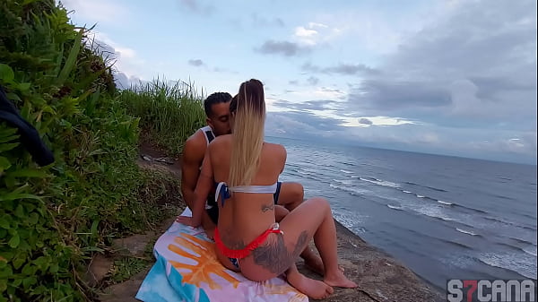 AMASSANDO ELA EM PUBLICO!