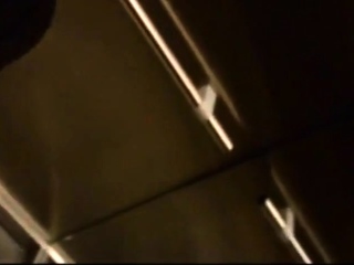 Ejac faciale dans l’ascenseur