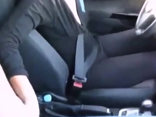 Female Uber Driver Gives Her Passenger A Handjob