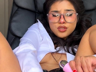 Webcam fun mature brunette with toys cum on cam